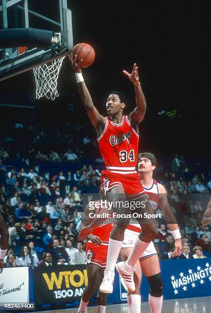 David Greenwood of the Chicago Bulls goes up for a layup against the Washington Bullets during an NBA basketball game circa 1984 at the Capital...