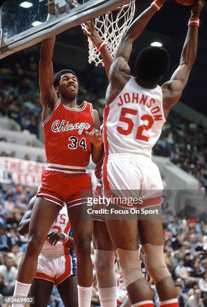 David Greenwood of the Chicago Bulls battles for a rebound with George Johnson of the New Jersey Nets during an NBA basketball game circa 1980 at the...