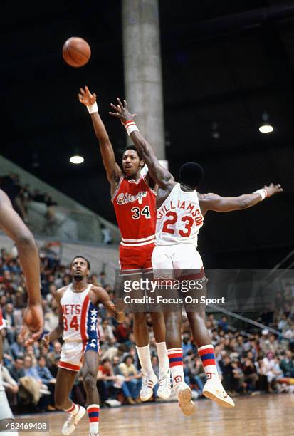 David Greenwood of the Chicago Bulls shoots over John Williams of the New Jersey Nets during an NBA basketball game circa 1980 at the Rutgers...