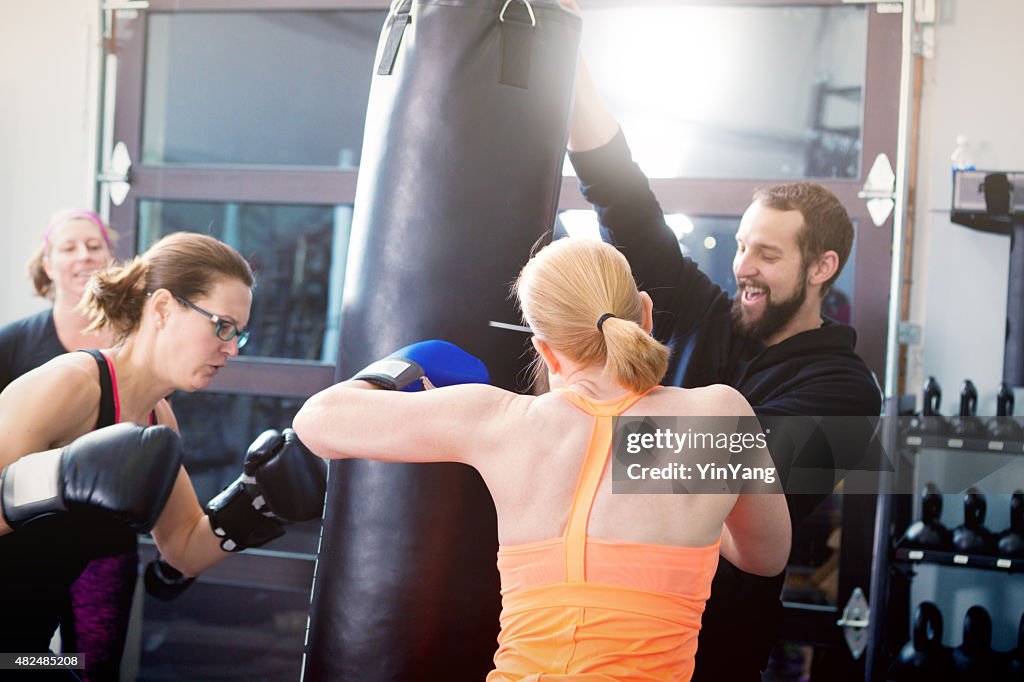 Mulher exercício exercício de boxe na academia de ginástica