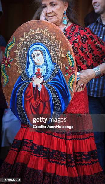 spanish market artist in procession from the cathedral, santa fe - virgin of guadalupe stockfoto's en -beelden