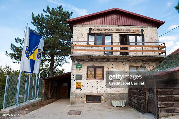 sarajevo war tunnel museum - bosnische-oorlog stockfoto's en -beelden