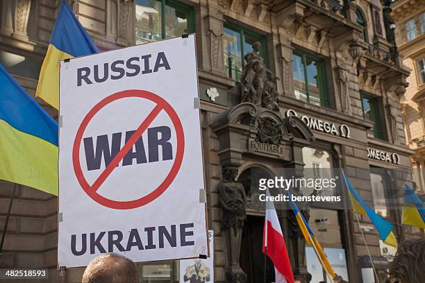 die ukraine und russland protest - russland stock-fotos und bilder