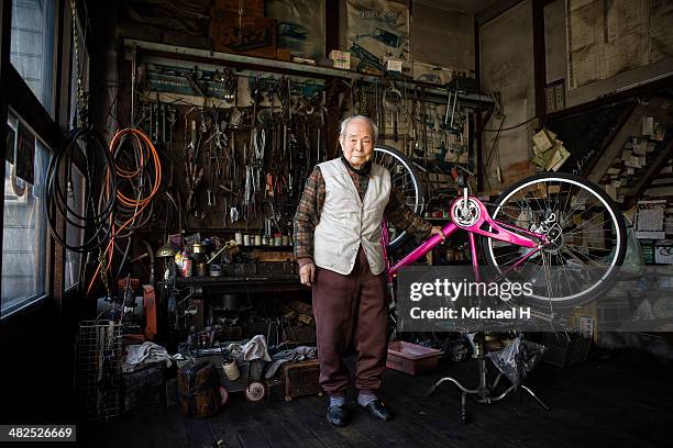 portrait of senior mechanic  in his factryã?? - japanese ol stockfoto's en -beelden