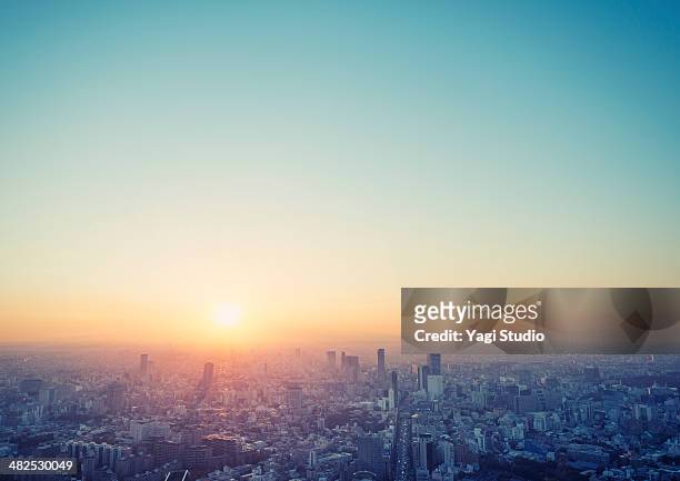 cityscape in tokyo at sunset elevated view - tokio kanto stockfoto's en -beelden