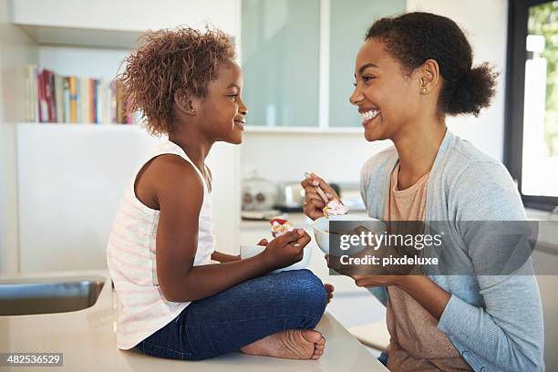 ensinando sua filha hábitos alimentares saudáveis - cereal do café da manhã - fotografias e filmes do acervo