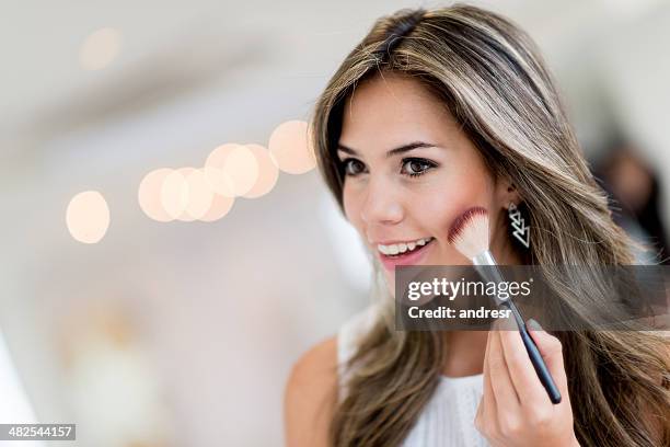 mulher bonita aplicar maquiagem - make up blush imagens e fotografias de stock