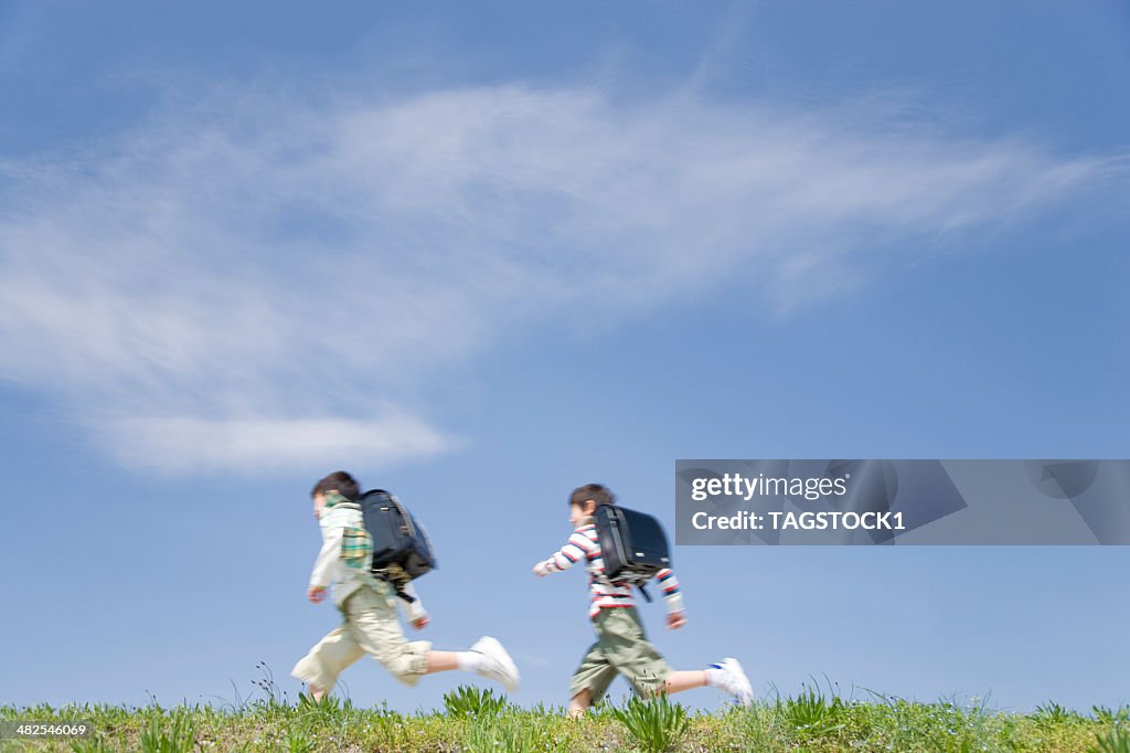 Scuola ragazzo corre sulla banca