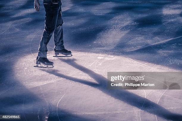 figure skater in the spot light - patinagem imagens e fotografias de stock