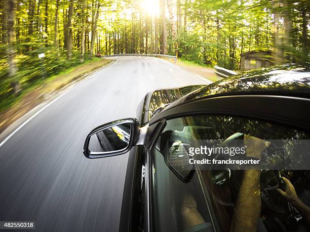 guida veloce nella foresta - car moving foto e immagini stock