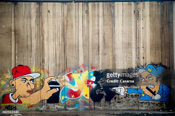 grafitti an grunge-wand - graffiti wand stock-fotos und bilder