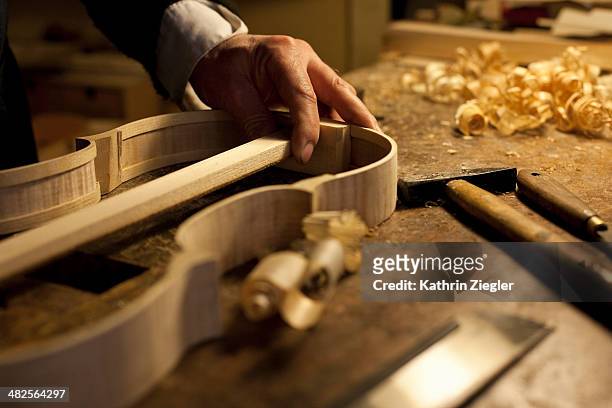 violin maker at work, close-up of hands - instrumentenmaker stockfoto's en -beelden
