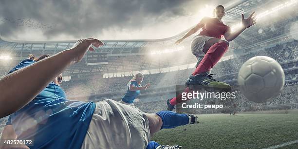 donna calcio giocatori a mezz'aria azione - lega sportiva foto e immagini stock