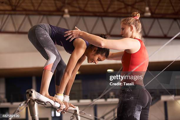 coaching before the competition - gymnastics stockfoto's en -beelden