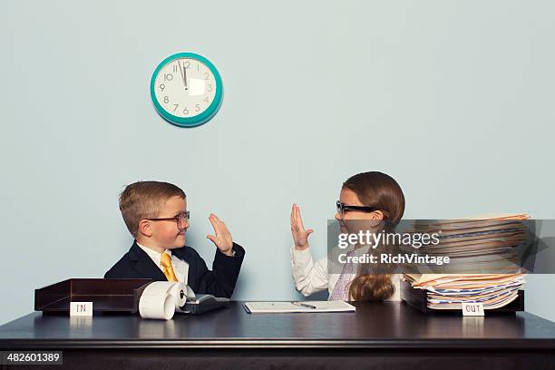 bambini piccoli business team di offrire un'alta cinque - team office high five foto e immagini stock