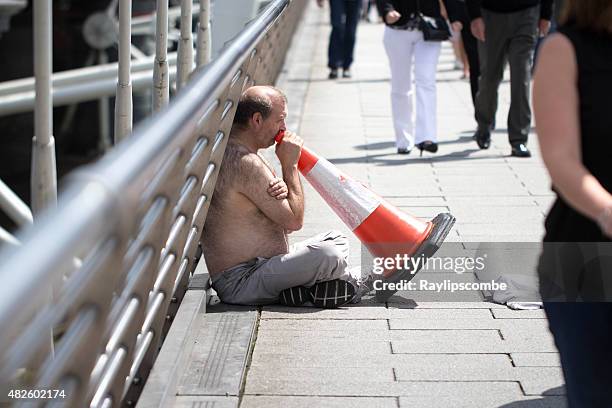 obdachlos mann spielt eine viel verkehr kegel auf - sad busker stock-fotos und bilder