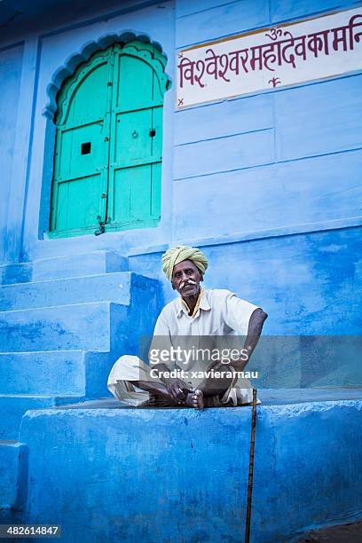 インドの老人男性ラウンジでの通りジョードプル - ジョドプール ストックフォトと画像