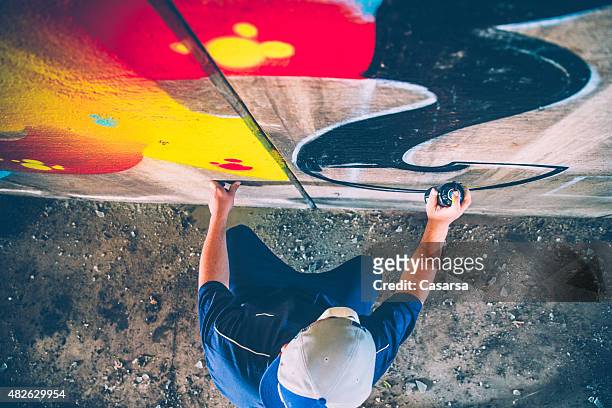 grafitti artista no trabalho - grafite imagens e fotografias de stock