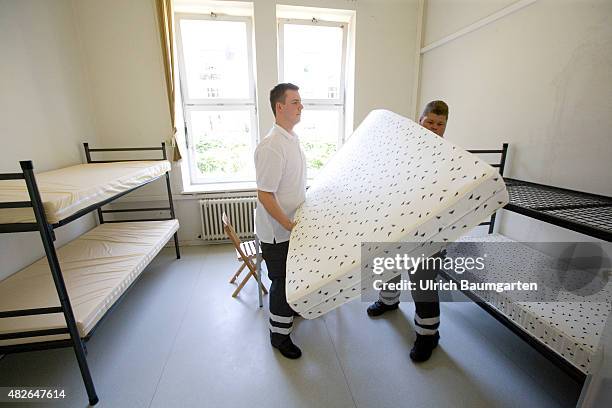 Arrival of refugees and asylum seekers in the Bonn Ermekeil barracks. Employees of the German Red Cross when building beds.