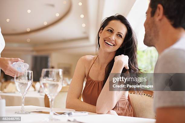 estão a celebrar um dia especial - jantar romantico imagens e fotografias de stock