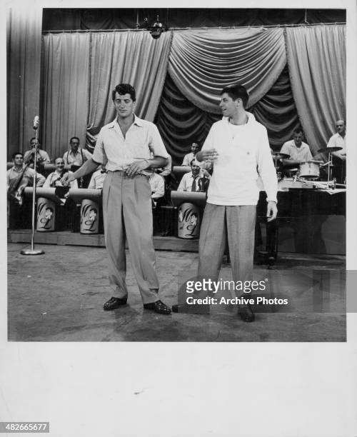 Comedy double act Dean Martin and Jerry Lewis on stage, circa 1953.