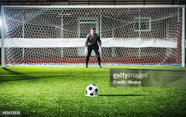 fußballspiel im stadium: stornierungsgebühr kick - scoring a goal stock-fotos und bilder