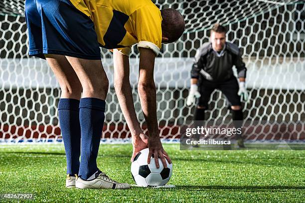 football match in stadium: penalty kick - penalty stockfoto's en -beelden