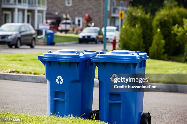 contenedor de reciclaje en frente de la calle - recycling bin fotografías e imágenes de stock