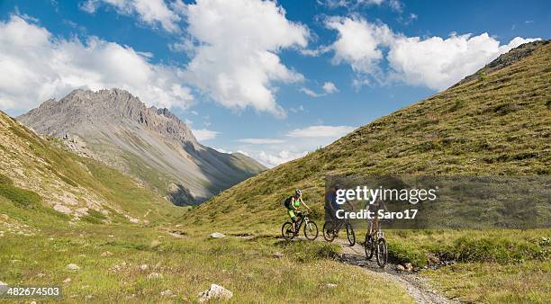 grupo de bicicleta em singletrail, itália - livigno - fotografias e filmes do acervo