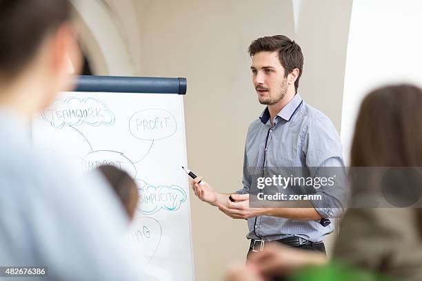 staff meeting - cheftrainer stockfoto's en -beelden