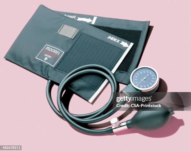 ilustraciones, imágenes clip art, dibujos animados e iconos de stock de manguito de presión arterial - indicador de presión sanguínea