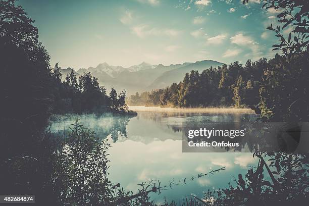 lago matheson naturaleza vista panorámica al atardecer, nueva zelanda - summer new zealand fotografías e imágenes de stock