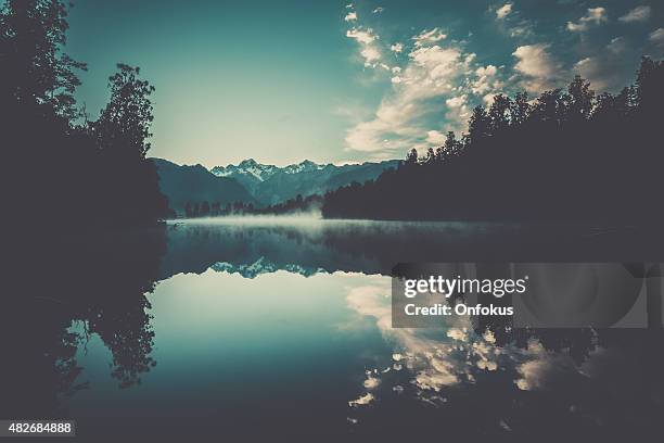 see lake matheson natur panorama bei sonnenaufgang, neuseeland - franz josef glacier stock-fotos und bilder