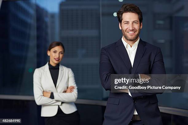 sie sind zu 100% für die arbeit - corporate dark portrait stock-fotos und bilder