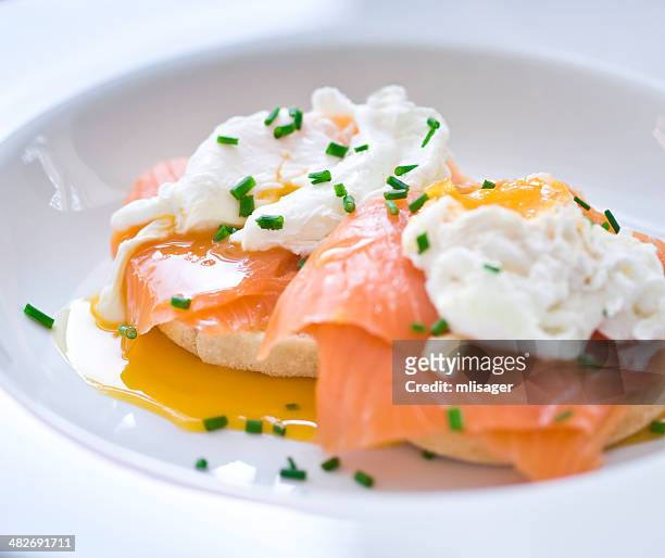 eggs benedict with salmon and chives - gepocheerd stockfoto's en -beelden