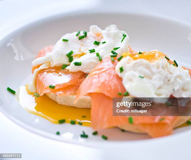 eggs benedict with salmon and chives - eggs benedict stock pictures, royalty-free photos & images