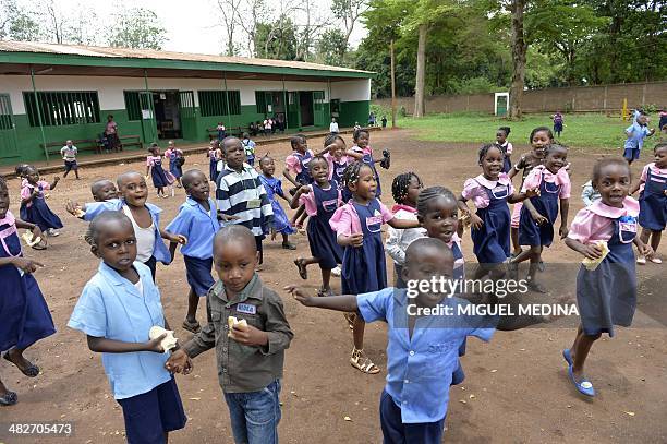 Bangui ce matin, Jo Christian est heureux de pouvoir accompagner son fils à l'école" - Children play in a school downtown Bangui on April 3, 2014....