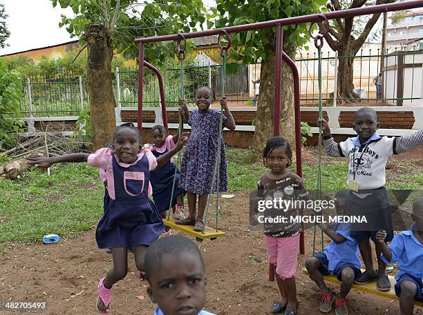 Bangui ce matin, Jo Christian est heureux de pouvoir accompagner son fils à l'école" - Children play in a school downtown Bangui on April 3, 2014....