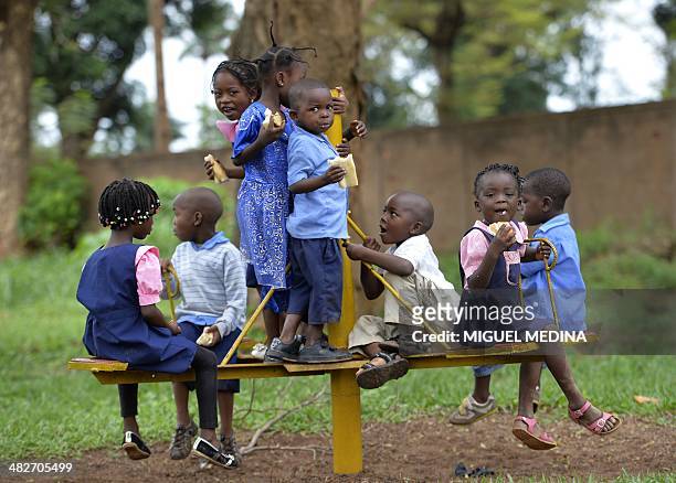 Bangui ce matin, Jo Christian est heureux de pouvoir accompagner son fils à l'école" - Children play in a school downtown Bangui on April 3, 2014....