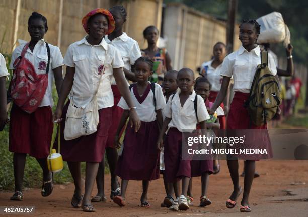 Bangui ce matin, Jo Christian est heureux de pouvoir accompagner son fils à l'école" - Children walk to a school downtown Bangui on April 3, 2014....