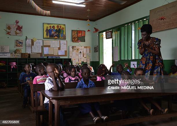 Bangui ce matin, Jo Christian est heureux de pouvoir accompagner son fils à l'école" - Children take part in a lesson in a school downtown Bangui on...
