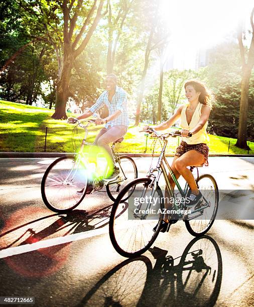 couple in new york city's central park - couple central park stockfoto's en -beelden