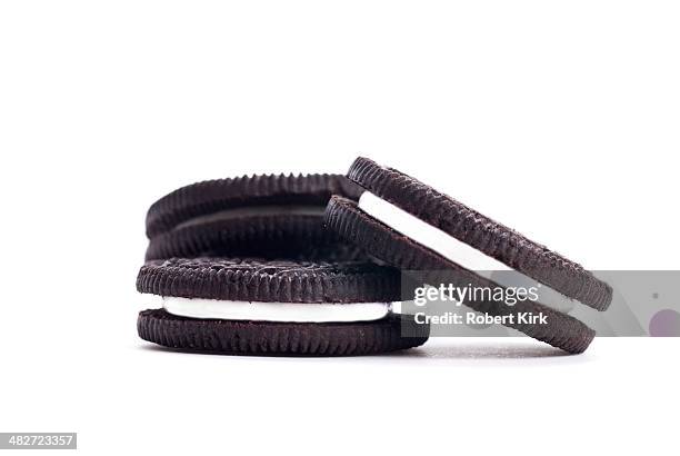 crema de vainilla relleno de galletas de chocolate - nata fotografías e imágenes de stock