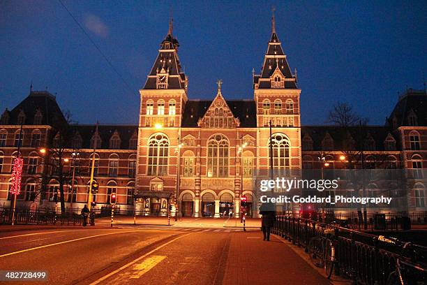 amsterdam: rijksmuseum lit up as dawn breaks - rijksmuseum stockfoto's en -beelden