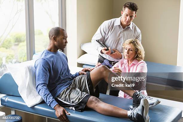 physical therapists examining patient - orthopedics 個照片及圖片檔