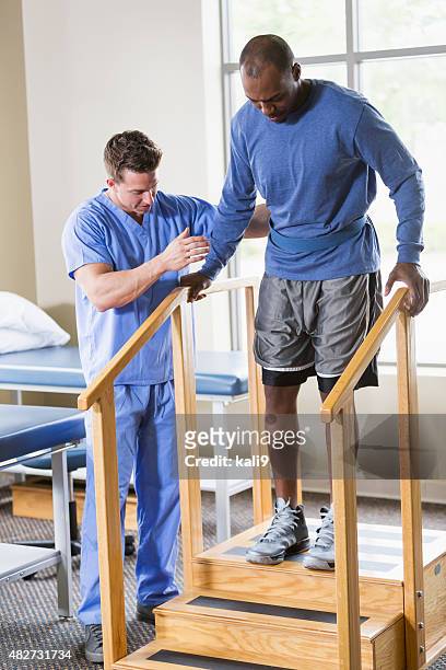 fisioterapeuta ayudar a la paciente sobre las escaleras - orthopedics fotografías e imágenes de stock