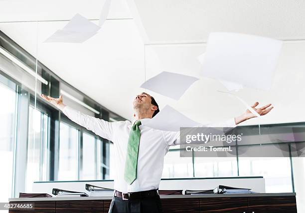 geschäftsmann werfen papier in office - flip stock-fotos und bilder