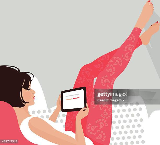 illustrations, cliparts, dessins animés et icônes de femme avec une tablette - jambe