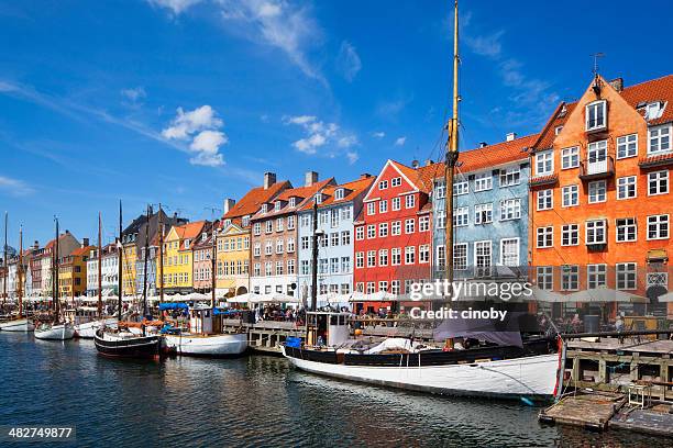 nyhavn-copenhage - puerto viejo fotografías e imágenes de stock