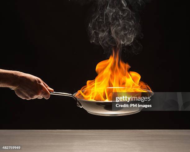 frying pan on fire - sartenes fotografías e imágenes de stock